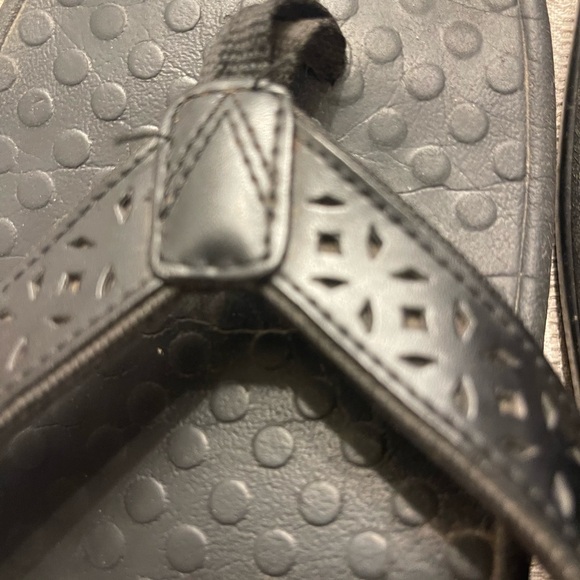 Black Vionic flip flops - Picture 2 of 11